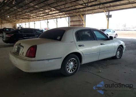 2002 Lincoln Town Car Signature from USA, damaged, VIN 1LNHM82W02Y661308